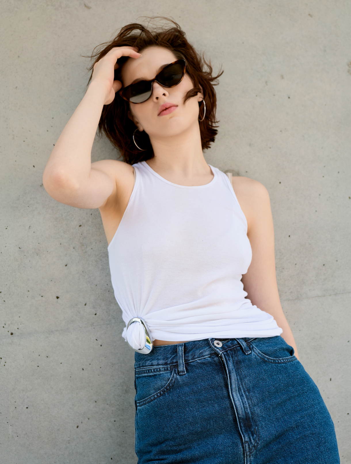 A girl with a white tank top shorten with a Kitdo knot