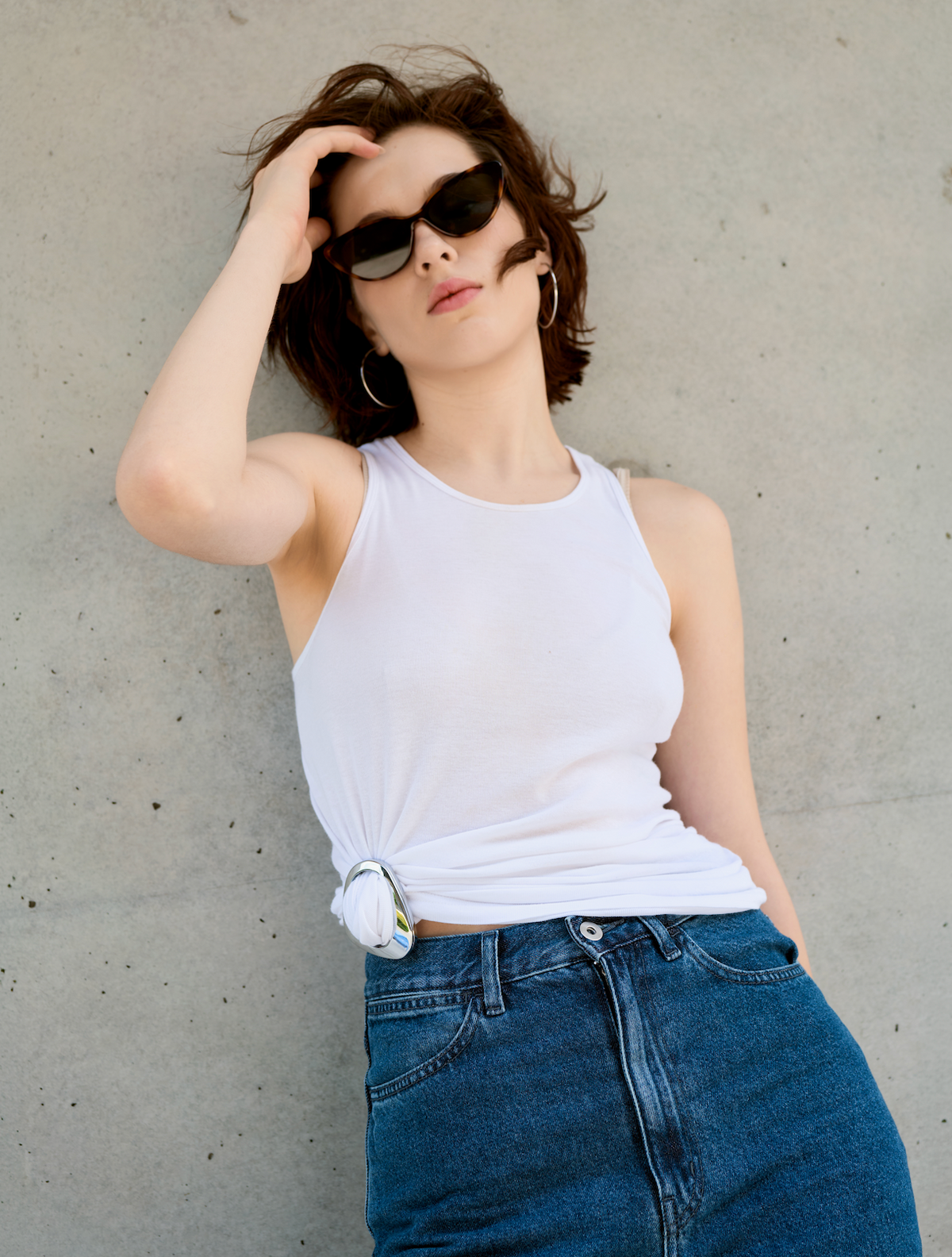 A girl with a white tank top shorten with a Kitdo knot