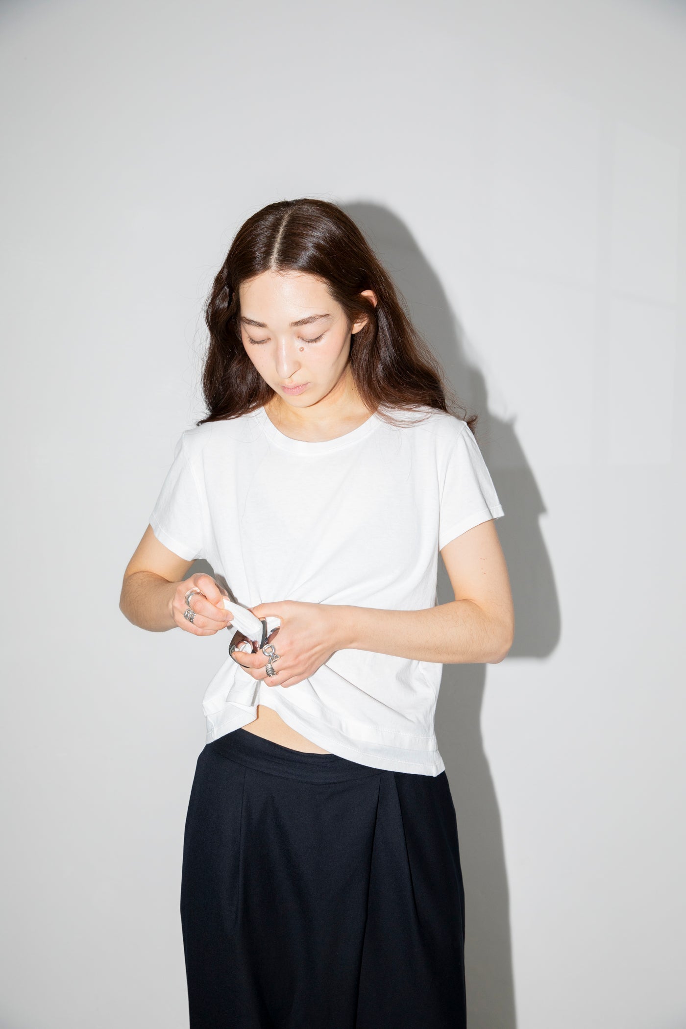 Female model looping fabric through magnetic fabric clip 